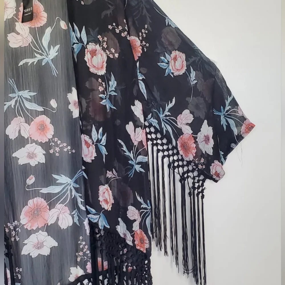 Torrid Floral Fringe Trim Short Sleeve Kimono size 00/0 or M/L - Picture 3 of 11